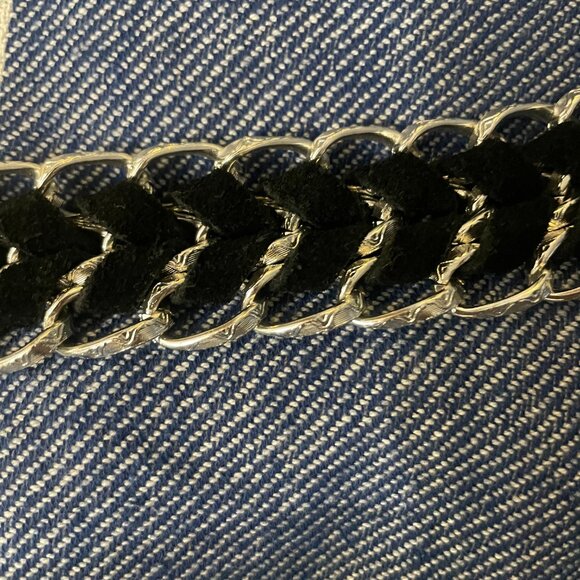 Silver chain interwoven with black satin belt - Picture 2 of 4